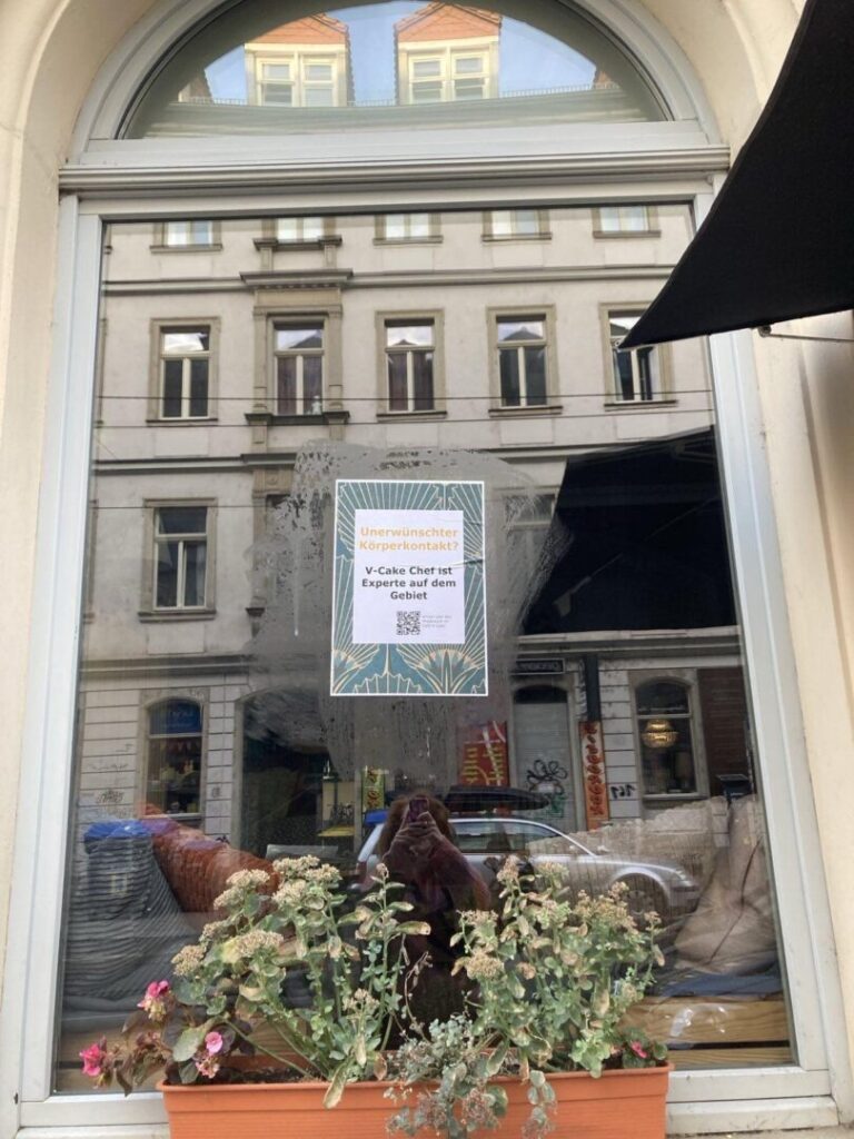 An einer Fensterscheibe klebt ein Plakat mit dem Text