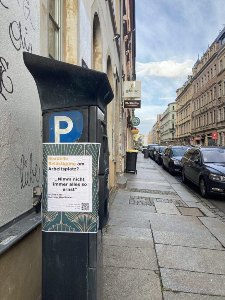 Parkscheinautomat mit aufgeklebtem Plakat